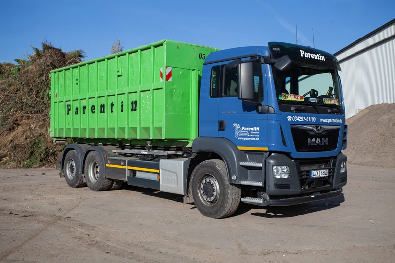 Foto eines Containers auf einem LKW